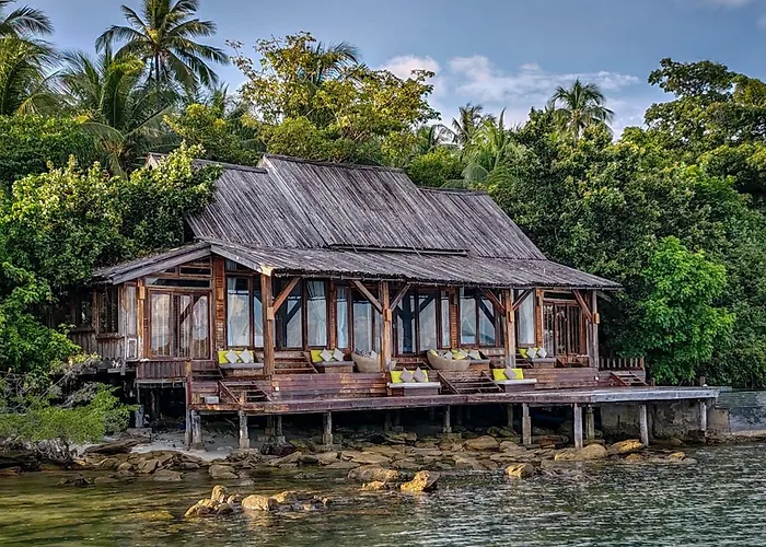Full Moon Private Island